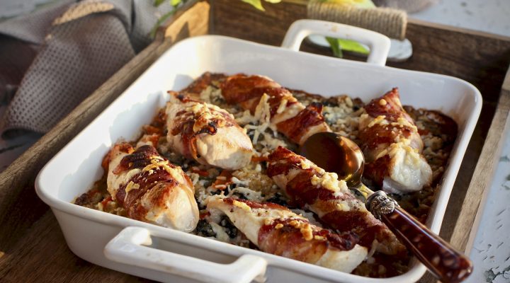 Broileria ja lehtikaalia sekä riisiä vuoassa